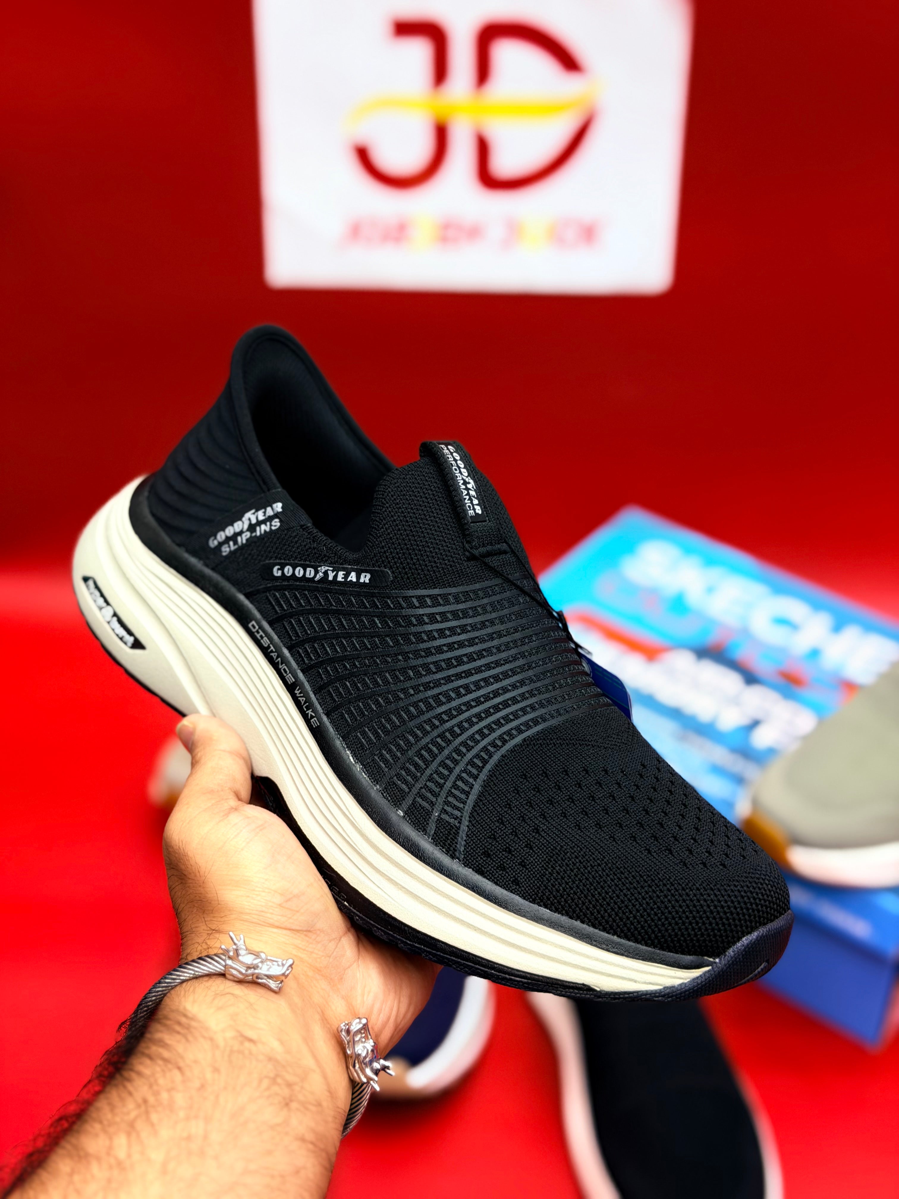 SKECHARES DISTANCE WALK (Black)